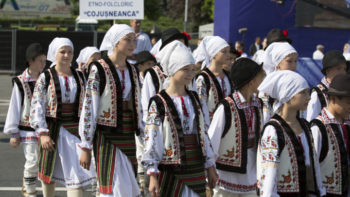 MOLDOVA, ÎN STRAIE DE SĂRBĂTOARE: Paradă a portului popular, un tricolor gigantic, muzică şi voie bună 