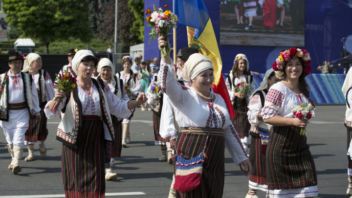 MOLDOVA, ÎN STRAIE DE SĂRBĂTOARE: Paradă a portului popular, un tricolor gigantic, muzică şi voie bună 