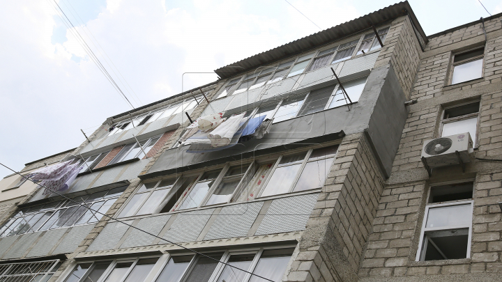 În Chişinău, acoperişurile avariate ale blocurilor de locuit sunt reparate cu promisiunile Primăriei (FOTO)