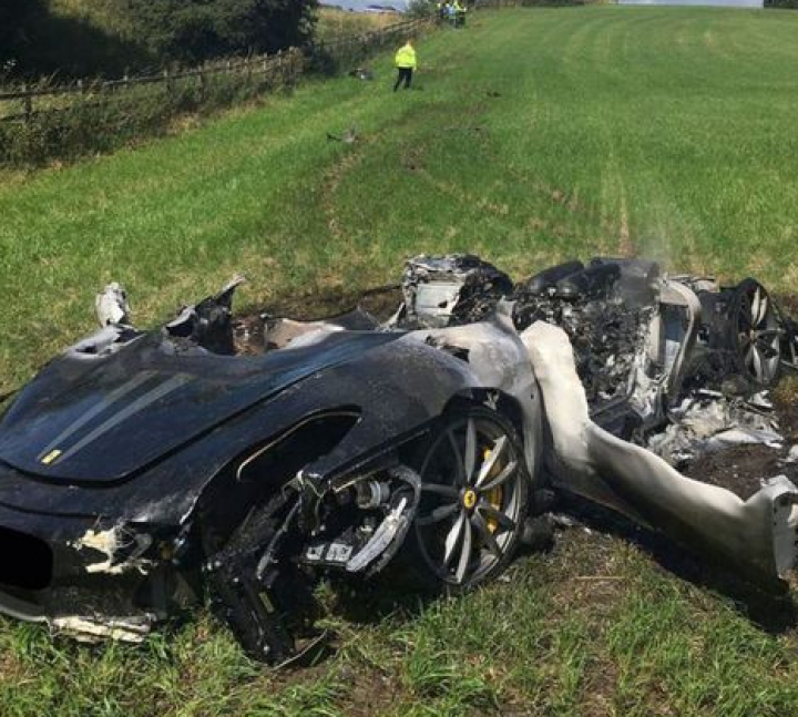 INCREDIBIL! Cum faci praf un Ferrari nou-nouţ în mai puţin de 60 de minute (FOTO)