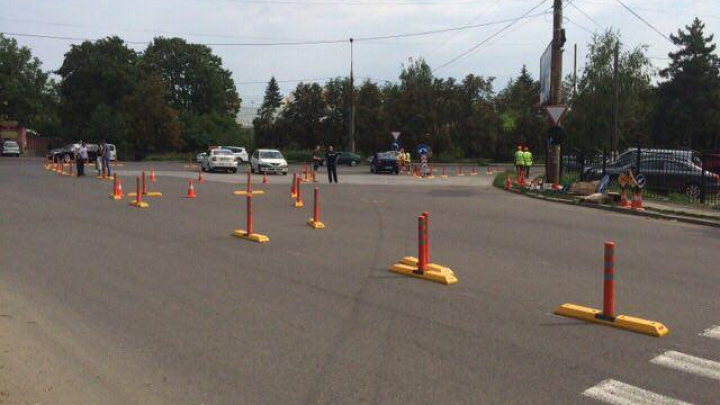 Veste bună pentru şoferi! Un sens giratoriu a fost instalat la intersecția străzilor Grenoble şi Cotiujeni (FOTO)