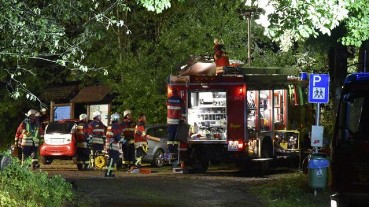 Un băiat a murit şi alţii patru au avut de suferit în urma unui vânt puternic care a doborât un copac peste cortul unde stăteau