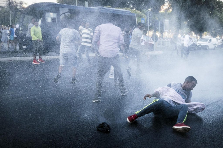 Violenţe în Capitala Italiei. Peste 100 de refugiaţii au fost evacuaţi cu tunuri de apă (FOTO)