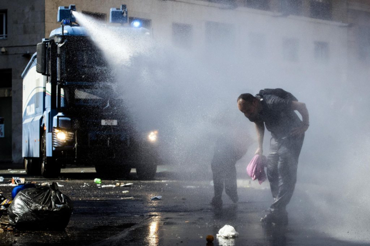 Violenţe în Capitala Italiei. Peste 100 de refugiaţii au fost evacuaţi cu tunuri de apă (FOTO)