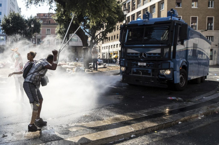 Violenţe în Capitala Italiei. Peste 100 de refugiaţii au fost evacuaţi cu tunuri de apă (FOTO)