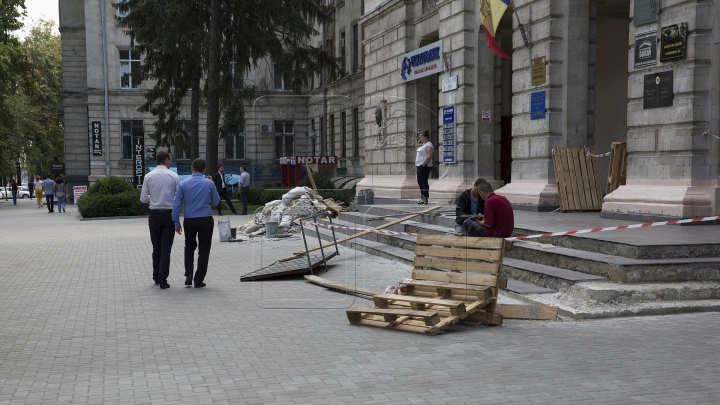 ZECE ZILE până când bulevardul principal al țării va fi gata. Ștefan cel Mare arată de parcă lucrările nici nu ar fi început (FOTOREPORT)