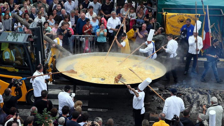 Scandalul ouălor contaminate nu i-a speriat pe belgieni. Aceştia au făcut o omletă uriașă (FOTO)