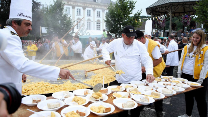 Scandalul ouălor contaminate nu i-a speriat pe belgieni. Aceştia au făcut o omletă uriașă (FOTO)