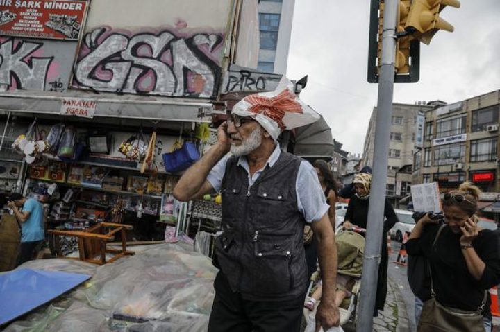 Străzile din Istanbul sub apă. Ploile torenţiale şi furtunile fac ravagii (FOTO)