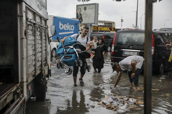 Străzile din Istanbul sub apă. Ploile torenţiale şi furtunile fac ravagii (FOTO)
