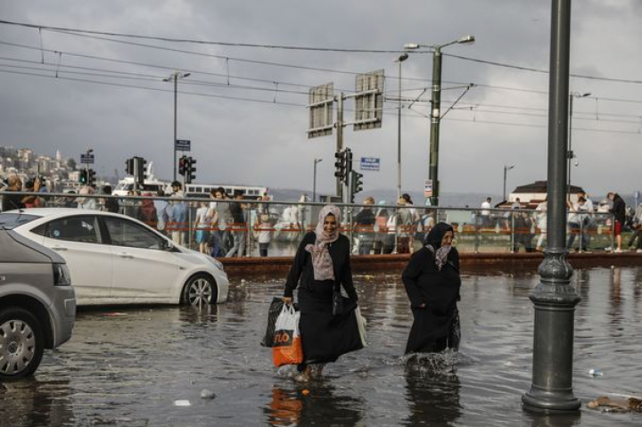 Străzile din Istanbul sub apă. Ploile torenţiale şi furtunile fac ravagii (FOTO)