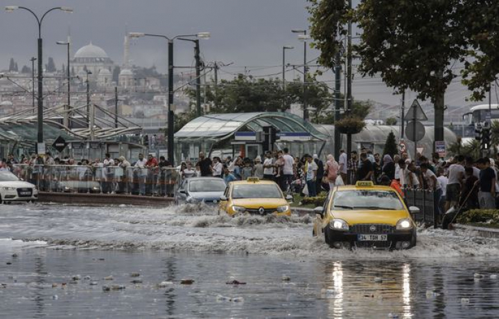 Străzile din Istanbul sub apă. Ploile torenţiale şi furtunile fac ravagii (FOTO)