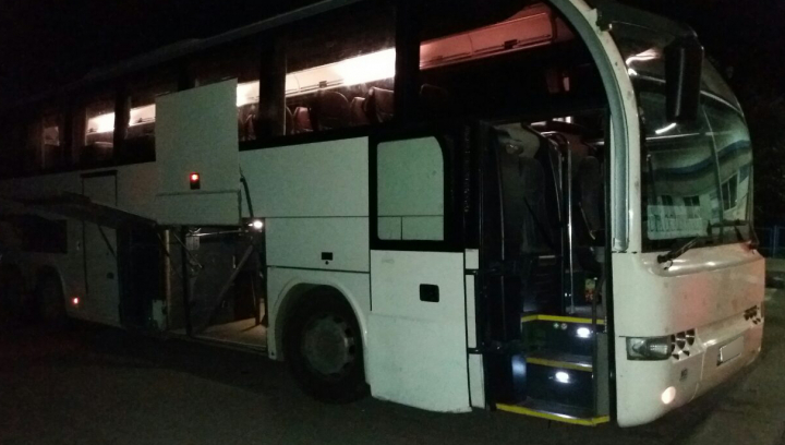 Două autocare "gemene", depistate cu modificări mecanice neautorizate. Mijloacele de transport, supuse unui control minuțios