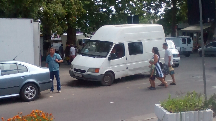 Zeii parcării! Doi şoferi şi-au lăsat maşinile chiar pe trecerea de pietoni (FOTO)