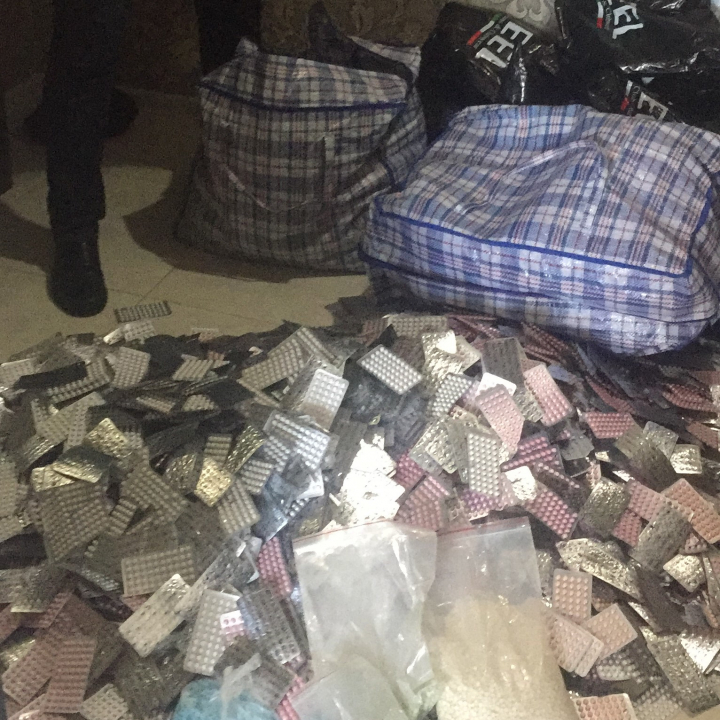 Anabolizante, arme şi muniţii, sume importante de bani descoperite  de SIS. Laborator, demn de Breaking Bad (FOTO/VIDEO)