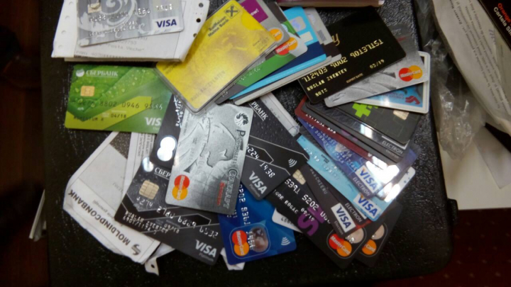 Anabolizante, arme şi muniţii, sume importante de bani descoperite  de SIS. Laborator, demn de Breaking Bad (FOTO/VIDEO)