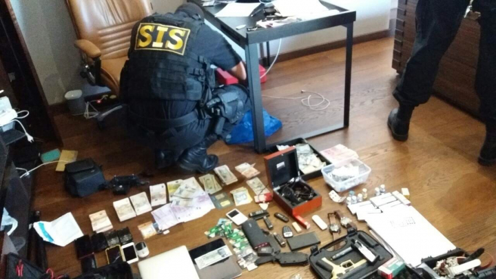 Anabolizante, arme şi muniţii, sume importante de bani descoperite  de SIS. Laborator, demn de Breaking Bad (FOTO/VIDEO)