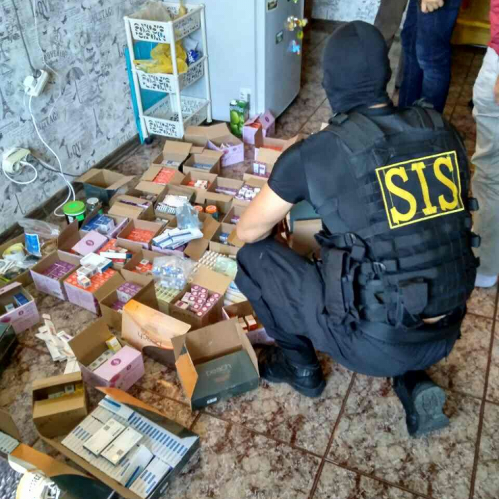 Anabolizante, arme şi muniţii, sume importante de bani descoperite  de SIS. Laborator, demn de Breaking Bad (FOTO/VIDEO)