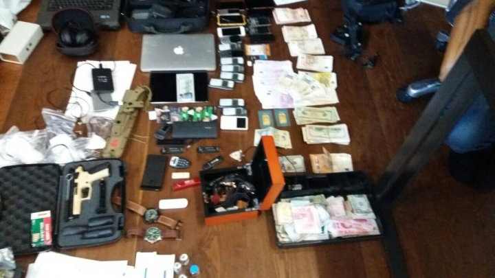 Anabolizante, arme şi muniţii, sume importante de bani descoperite  de SIS. Laborator, demn de Breaking Bad (FOTO/VIDEO)