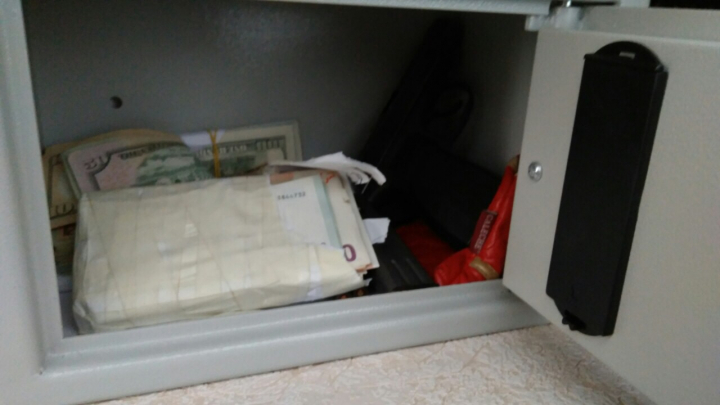 Anabolizante, arme şi muniţii, sume importante de bani descoperite  de SIS. Laborator, demn de Breaking Bad (FOTO/VIDEO)