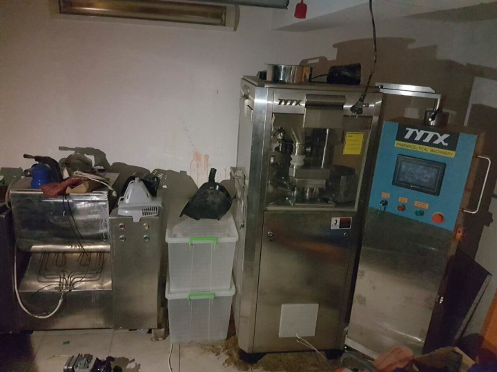 Anabolizante, arme şi muniţii, sume importante de bani descoperite  de SIS. Laborator, demn de Breaking Bad (FOTO/VIDEO)