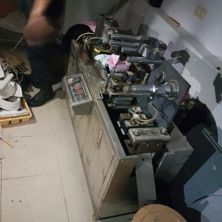 Anabolizante, arme şi muniţii, sume importante de bani descoperite  de SIS. Laborator, demn de Breaking Bad (FOTO/VIDEO)