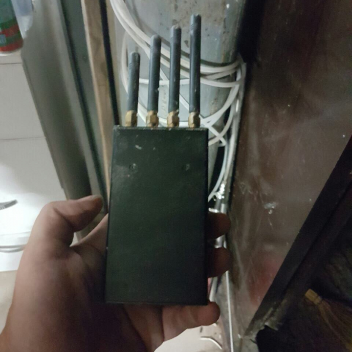 Anabolizante, arme şi muniţii, sume importante de bani descoperite  de SIS. Laborator, demn de Breaking Bad (FOTO/VIDEO)