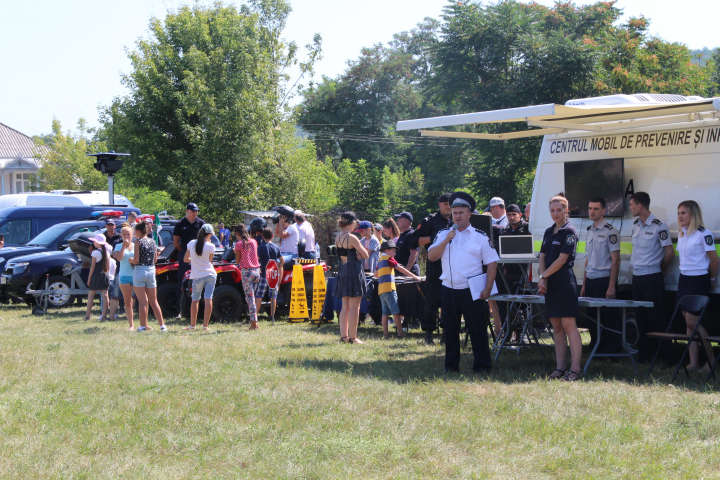 Caravana "Împreună pentru siguranța ta" a ajuns și în nordul țării. Ce activități au organizat oamenii legii (FOTO)