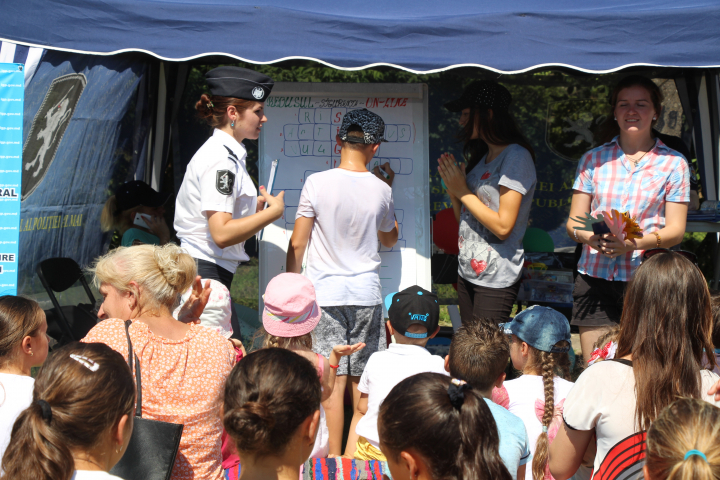 Caravana "Împreună pentru siguranța ta" a ajuns și în nordul țării. Ce activități au organizat oamenii legii (FOTO)