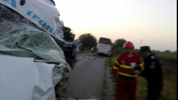 Accident TRAGIC la Arad. Doi oameni au murit și alți nouă au fost răniți (FOTO)