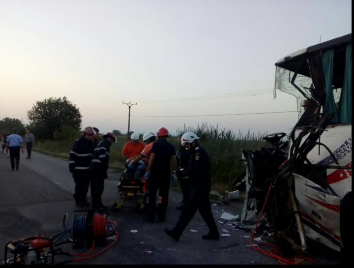 Accident TRAGIC la Arad. Doi oameni au murit și alți nouă au fost răniți (FOTO)