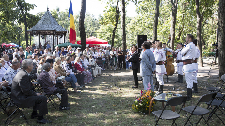 OMAGIU LIMBII ROMÂNE! Ce mesaje de felicitare au fost rostite astăzi şi ce spun cetăţenii ţării (FOTO)