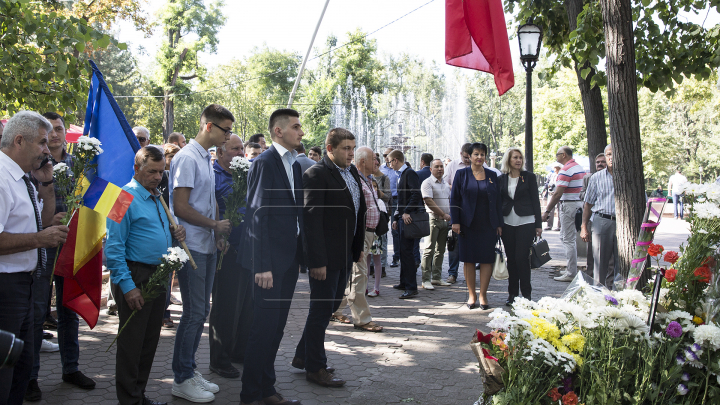 OMAGIU LIMBII ROMÂNE! Ce mesaje de felicitare au fost rostite astăzi şi ce spun cetăţenii ţării (FOTO)