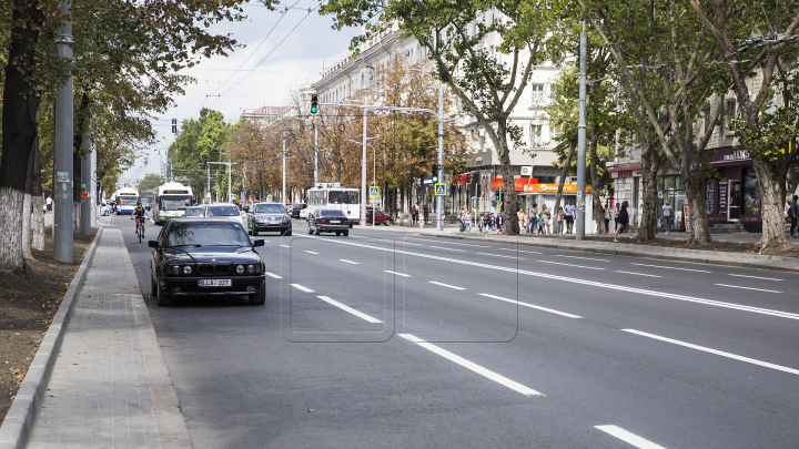 În sfârsit! Aseară au început lucrările de aplicare a marcajului rutier pe bulevardul Ștefan cel Mare