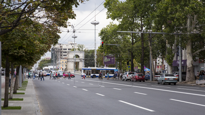 În sfârsit! Aseară au început lucrările de aplicare a marcajului rutier pe bulevardul Ștefan cel Mare