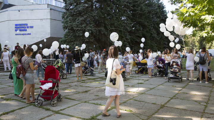 Zeci de mămici împreună cu picii lor au participat astăzi la Marșul Alăptării (FOTOREPORT)