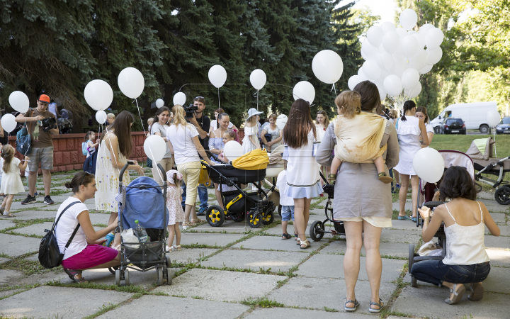 Zeci de mămici împreună cu picii lor au participat astăzi la Marșul Alăptării (FOTOREPORT)