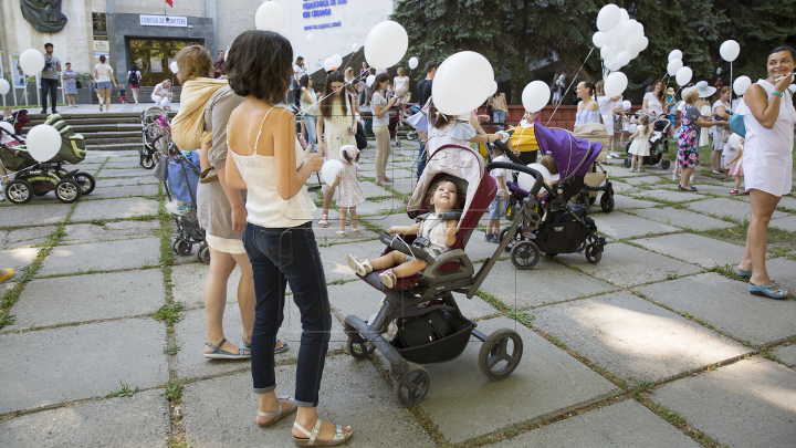 Zeci de mămici împreună cu picii lor au participat astăzi la Marșul Alăptării (FOTOREPORT)