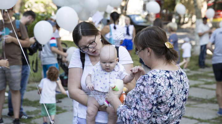 Zeci de mămici împreună cu picii lor au participat astăzi la Marșul Alăptării (FOTOREPORT)