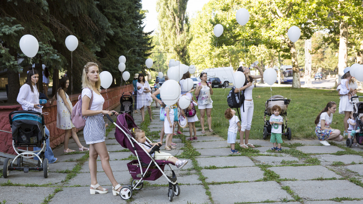 Zeci de mămici împreună cu picii lor au participat astăzi la Marșul Alăptării (FOTOREPORT)