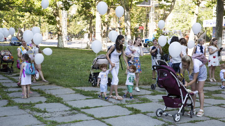 Zeci de mămici împreună cu picii lor au participat astăzi la Marșul Alăptării (FOTOREPORT)