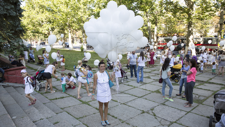 Zeci de mămici împreună cu picii lor au participat astăzi la Marșul Alăptării (FOTOREPORT)