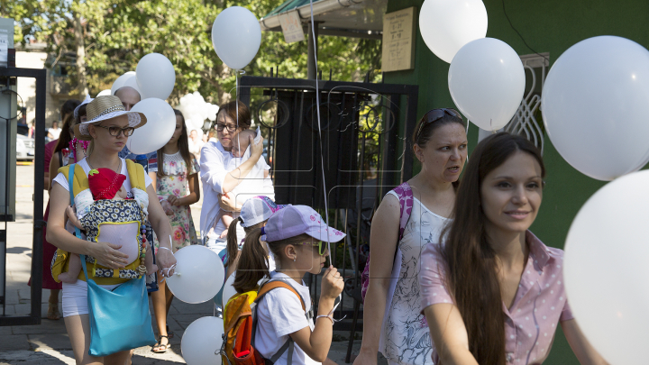 Zeci de mămici împreună cu picii lor au participat astăzi la Marșul Alăptării (FOTOREPORT)