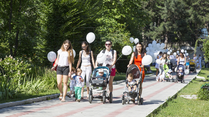 Zeci de mămici împreună cu picii lor au participat astăzi la Marșul Alăptării (FOTOREPORT)