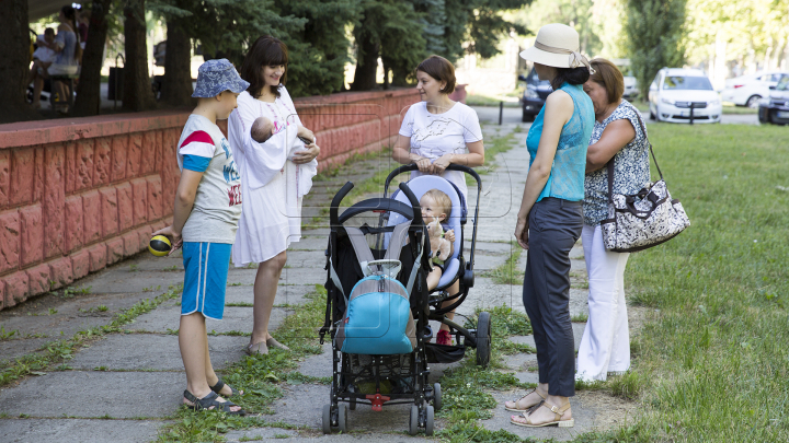 Zeci de mămici împreună cu picii lor au participat astăzi la Marșul Alăptării (FOTOREPORT)