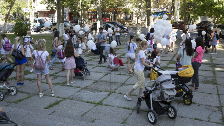 Zeci de mămici împreună cu picii lor au participat astăzi la Marșul Alăptării (FOTOREPORT)