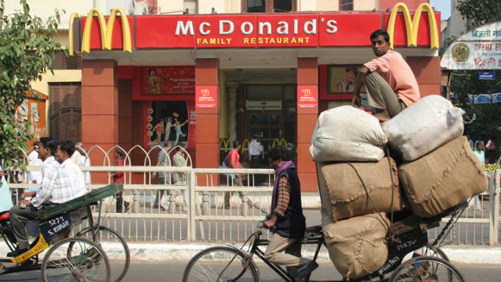 Gigantul fast-food McDonald's îşi va închide circa 40% din restaurantele din India 