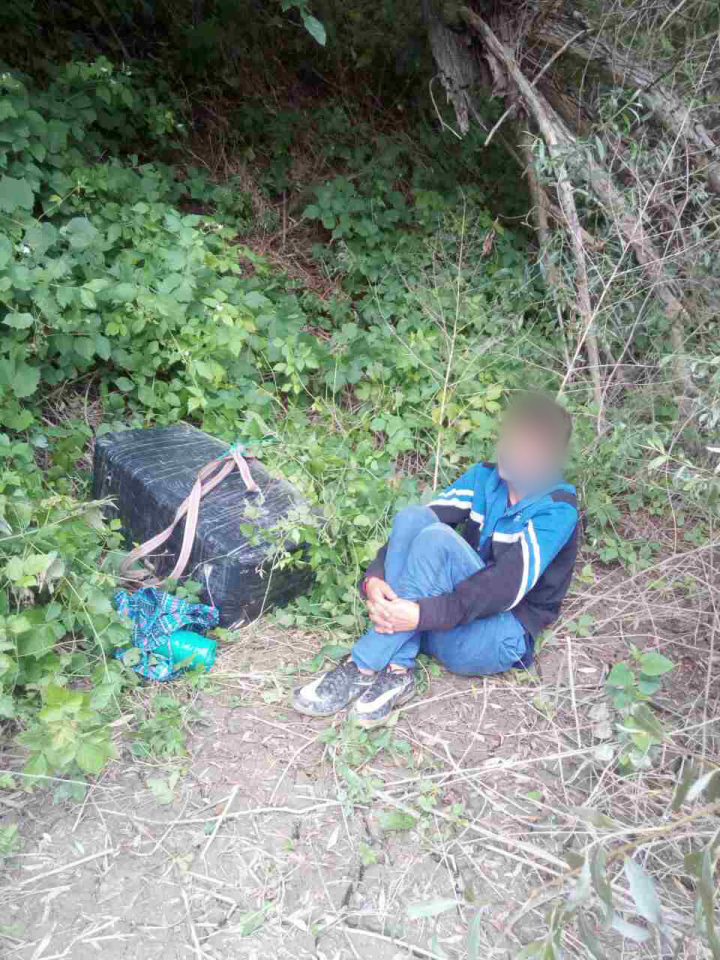 Un băiat de 14 ani, implicat în contrabandă cu ţigări, a fost reţinut de poliţiştii de frontieră (FOTO)