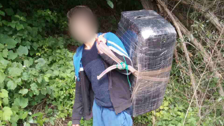 Un băiat de 14 ani, implicat în contrabandă cu ţigări, a fost reţinut de poliţiştii de frontieră (FOTO)