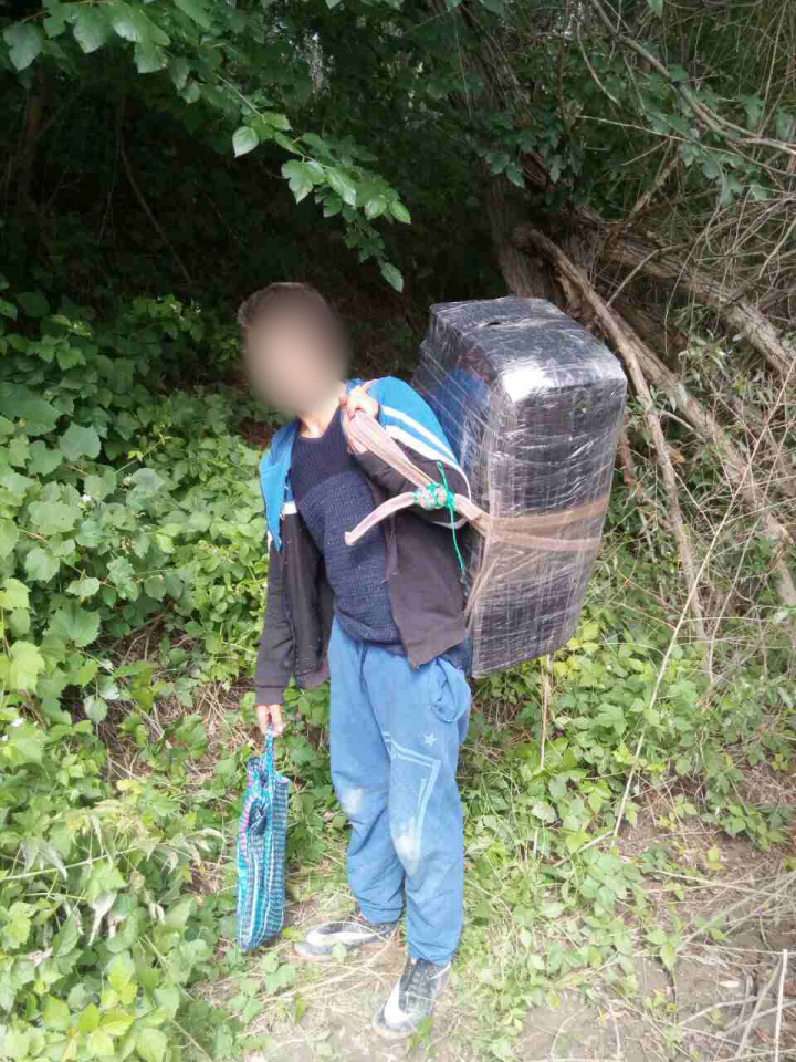 Un băiat de 14 ani, implicat în contrabandă cu ţigări, a fost reţinut de poliţiştii de frontieră (FOTO)